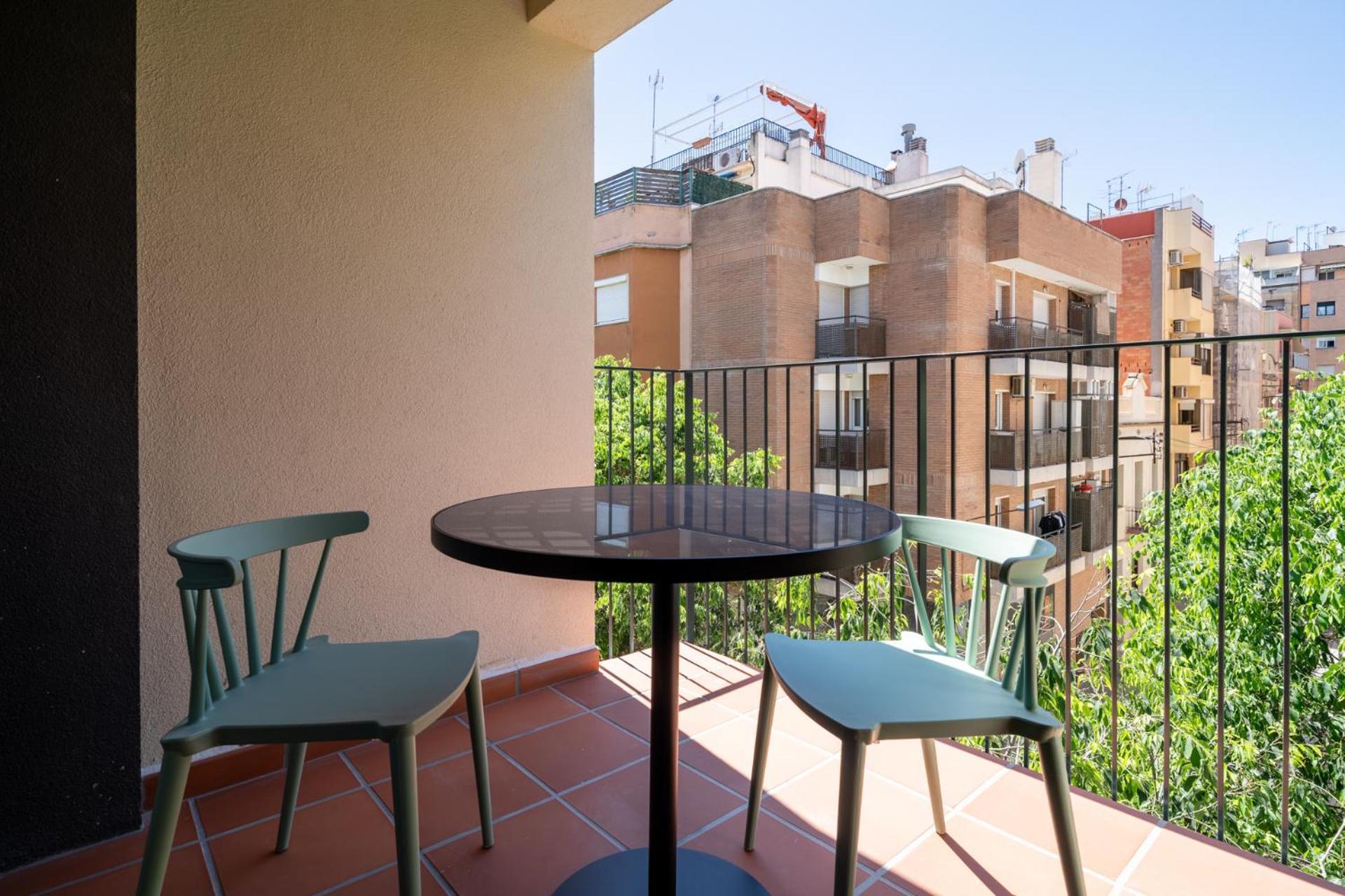 Limehome Barcelona Placa Pirineus L'Hospitalet de Llobregat Bagian luar foto