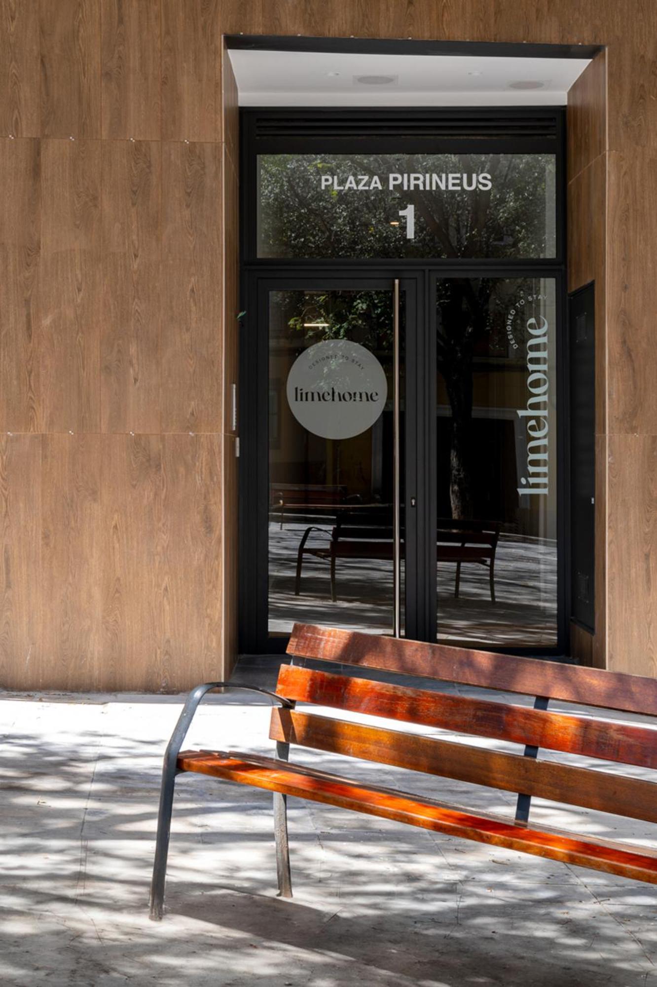 Limehome Barcelona Placa Pirineus L'Hospitalet de Llobregat Bagian luar foto