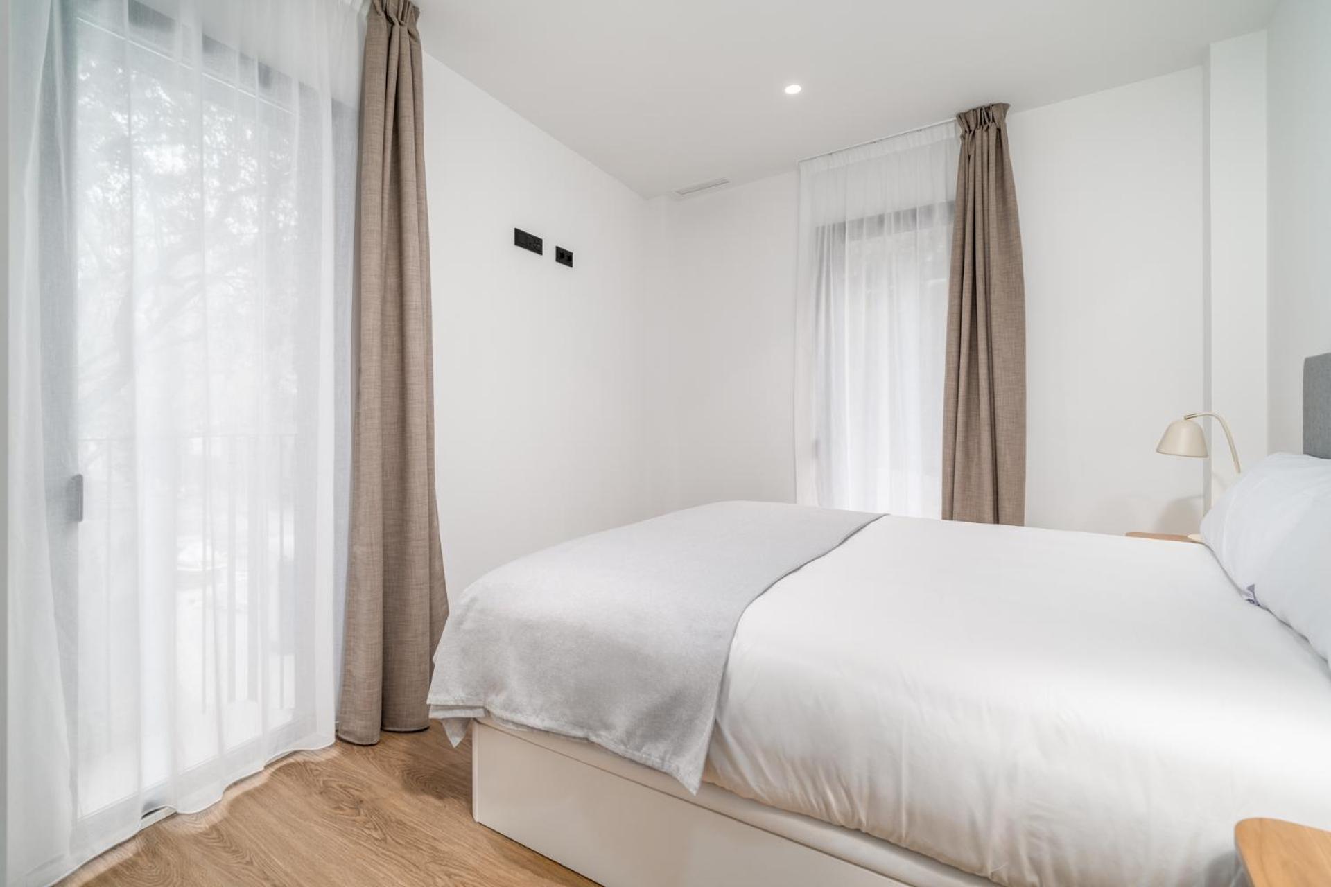 Limehome Barcelona Placa Pirineus L'Hospitalet de Llobregat Bagian luar foto